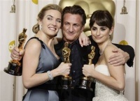 pene kate sean: Penélope Cruz celebra con Sean Penn y Kate Winslet sus respectivos Oscars